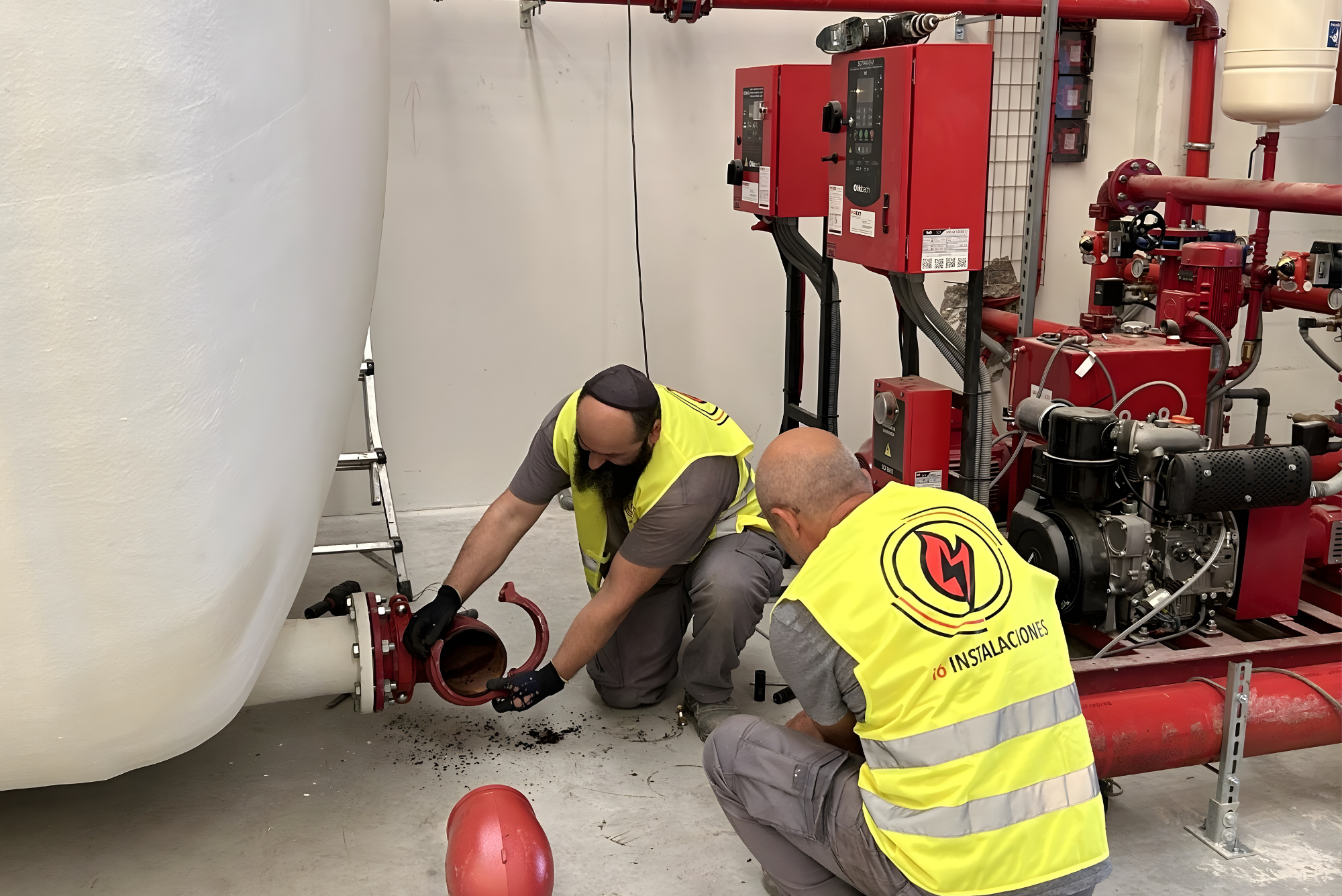 Equipo i6 instalaciones haciendo renovación del sistema de abastecimiento industrial