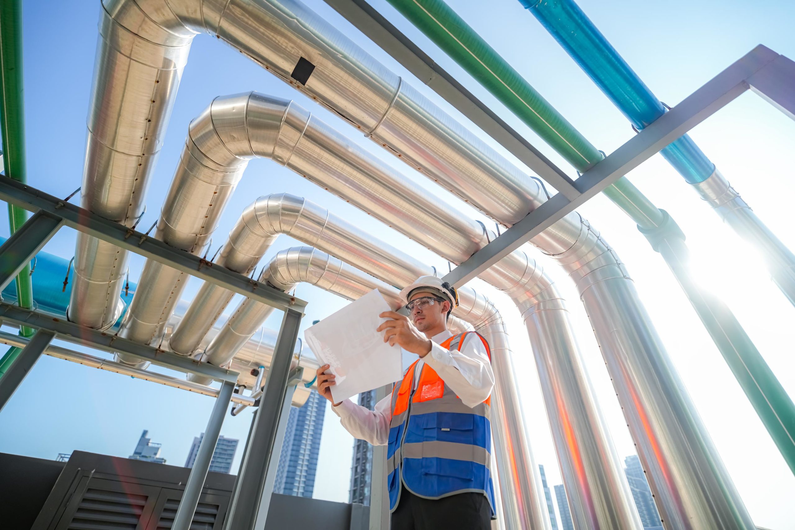 trabajador que realiza el control ambiental de la energía eléctrica madrid