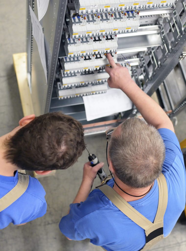 trabajadores electricista haciendo mantenimiento en instalaciones industriales i6instalaciones madrid